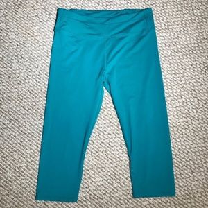 Fabletics Aqua/green cropped leggings